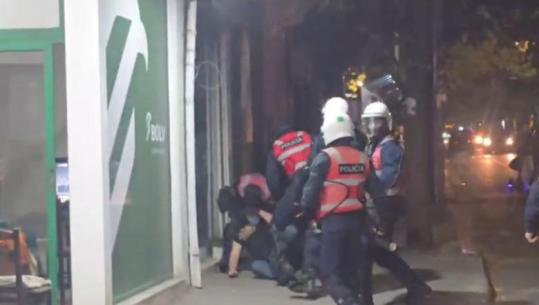 Policia ndjek protestuesit nëpër rrugët e Tiranës, njërin e qëllojnë me shkopinj gome