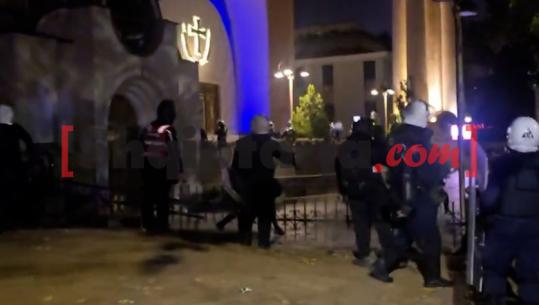 Në ndjekje të protestuesve, policia futet edhe në oborrin e Kishës Ortodokse 