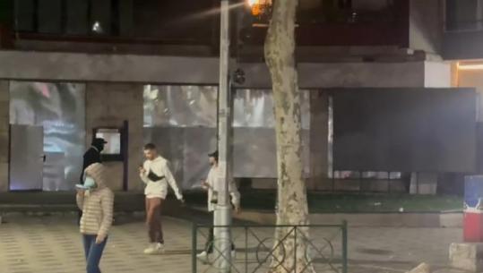 U sulmua nga protestuesit, masa të shtuara sigurie në filialin bankar! Rrethim me veshje metalike dhe punonjës të policisë private