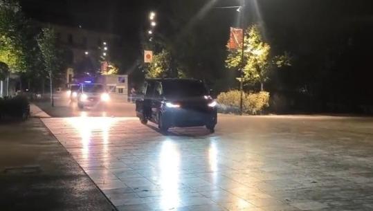 Policia në ndjekje të protestuesve, hyn me makina në sheshin ‘Skënderbej’