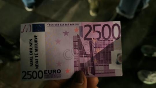 Me kartëmonedhën 2500-euroshe, protestuesit ironizojnë premtimin e Ramës për policët
