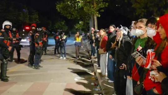 Protestuesit përplasen me forcat ‘Shqiponja’, nuk pranojnë të largohen! Thirrje policisë: Hiqini kapelet!