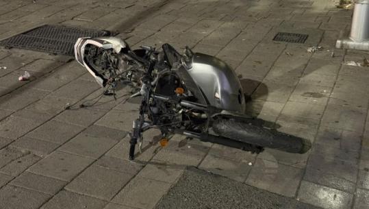 Sulmet në protestë, një motor i shkatërruar