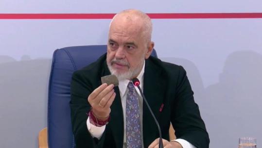 Kryeministri Rama viziton Ministrinë e Arsimit pas sulmeve të protestuesve të dhunshëm: Guri që kam në dorë, një armë që mund të shkaktojë tragjedi, kur përdoret mbi trupat e policëve
