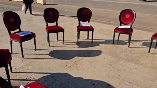 Protestat e dhunshme/ Rama thirrje për dialog, nxjerr karriget para Kryeministrisë! Protestuesit refuzojnë, i lënë mbishkrimin: Jep dorëheqjen