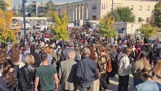 Pedagogët vijojnë marshimin së bashku me protestusit me thirrjen 'Pa dorëheqje nuk ndalojmë'