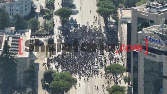 Një grup pedagogësh, mes tyre dhëndrri dhe vajza e Berishës, i bashkohen edhe sot protestës! Marshojnë drejt Kryeministrisë, përmbysin ‘karriget e dialogut’: Rama të dorëhiqet