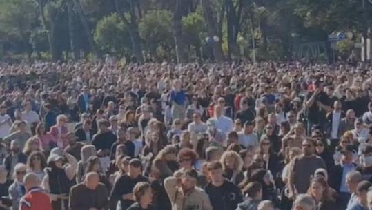 Protestuesit marshim te Kryeministria, drejtoresha për informim paraqet ftesën për dialog! Pedagogët e refuzojnë 