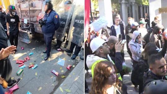 LIVE TV- Protesta/ Pas 7 ditëve kaos, sot asnjë incident serioz deri tani! Protestuesit mblidhen te Ministria e Arsimit, hedhin molto e shishe uji drejt efektivëve