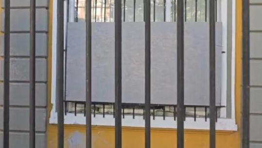 Protestat e dhunshme në Tiranë, Ministria e Arsimit dhe ajo e Financave 'blindojnë' dritaret me panele metalike (VIDEO)