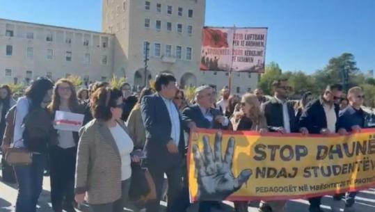 Pedagogët politikë, por pa alternativë politike