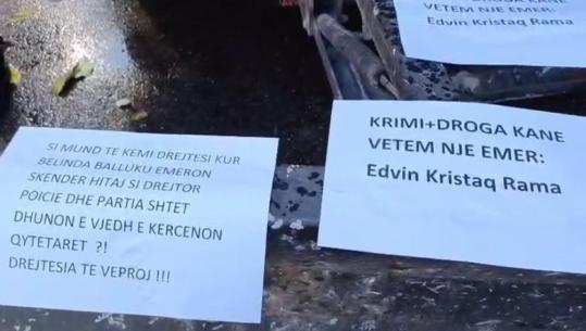 Protestuesit vendosin pankarta kundër qeverisë pranë Ministrisë së Arsimit: Drejtësia të veprojë! (VIDEO)