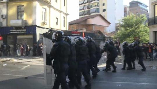 Protestuesit sulm me gurë e fishekzjarrë drejt efektivëve, policia i shpërndan me ujë e gaz lotsjellës