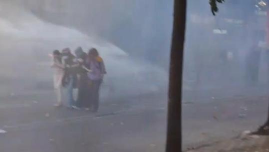 LIVE TV- Protestuesit gurë e fishekzjarrë në drejtim të efektivëve, policia përgjigjet me ujë e gaz! Marshojnë nëpër Tiranë