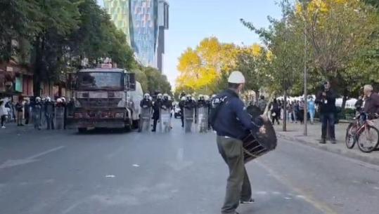 Me daulle e qeleshe, protestuesi shoqëron turmën