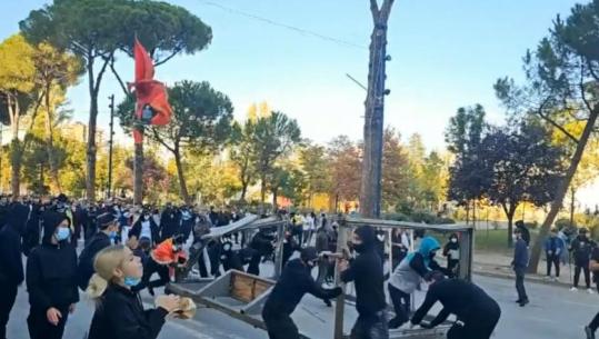 Pas sulmit te Ministria e Arsimit, protestuesit rikthehen te bluevardi te Kryeministria! Sulm me gurë e fishekzjarrë efektivëve