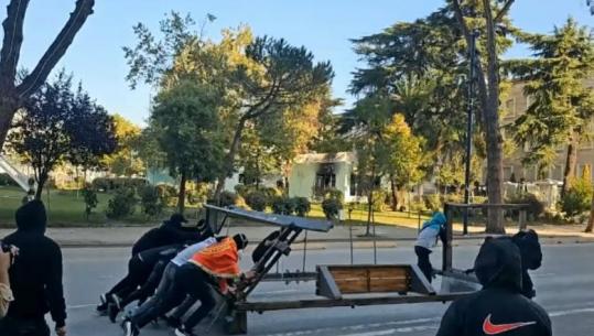 LIVE TV- Pas sulmit te Ministria e Arsimit, protestuesit rikthehen në bluevard! Sulm me gurë e fishekzjarrë efektivëve