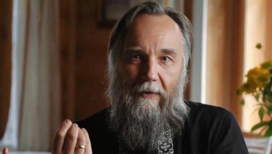 Ideologu i Putinit ‘ftesë’ për të braktisur integrimin: Shqiptarët dhe serbët të luftojnë bashkë kundër globalistëve të BE-së
