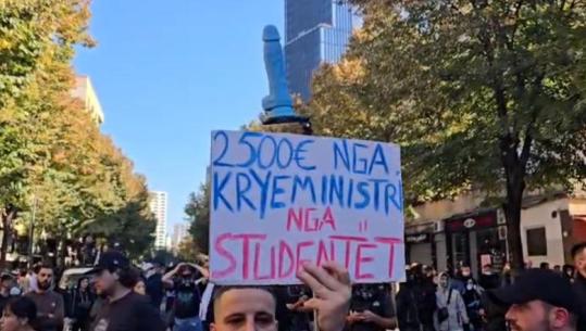 Degjeneron protesta/ Mes turmës ku ka edhe të mitur, protestuesit shfaqin një organ gjenital dhe ironizojnë shpërblimin e policëve