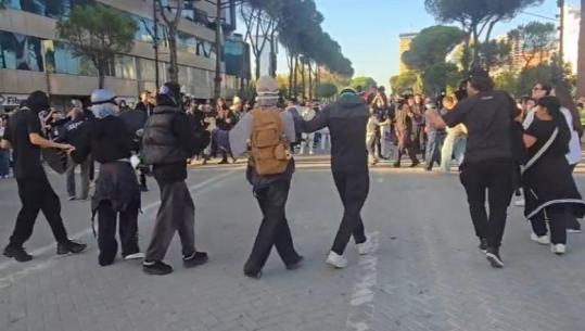 Protestuesit ia marrin valles në bulevard