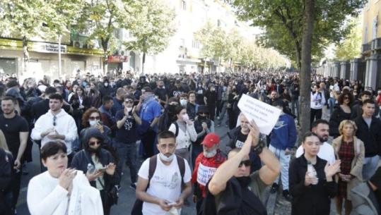Komente në kafene, televizione, portale e rrjete sociale, por vetëm 0.3% në protesta