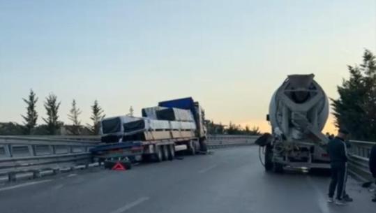 Aksident në Fier, betonierja përplaset me një mjet transporti dhe del nga rruga! Plagoset një nga shoferët