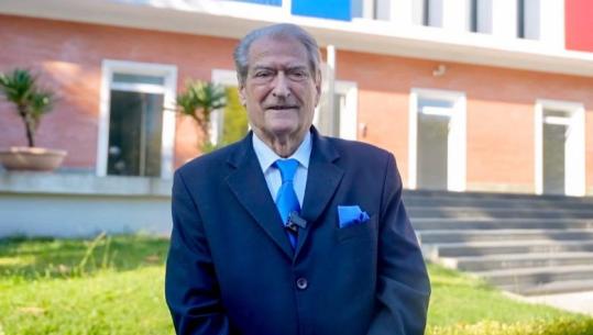  Strehoi në PD protestuesit e maskuar, Berisha: Po dhunohen nga policia! E bija dhe dhëndri mes pedagogëve në protestë, kreu i PD: Po shohim fundin e merituar të Ramës