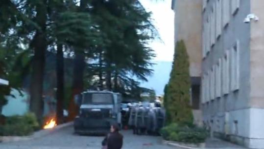 Protestuesit e maskuar rikthehen në bulevard, policia në gatishmëri! Hidhet molotov drejt tyre