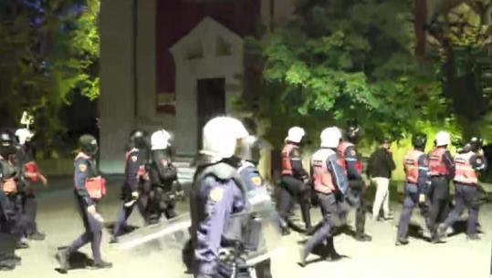 Protestuesit vendosen në sheshin ‘Skënderbej’, efektivët marshojnë