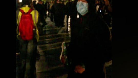 Molotov në dorë, protestuesi e tregon me krenari