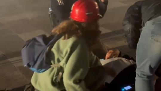 Protestuesi ‘mbytet’ nga turma, shtrihet në mes të sheshit ‘Skënderbej’