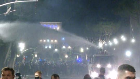 Hodhën gurë, policia ‘zbraz’ ujin me presion dhe gazin lotsjellës ndaj protestuesve