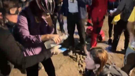 ‘Jepini ujë!’ Dy protestueset lëndohen nga gazi lotsjellës, të tjerët u vijnë në ndihmë