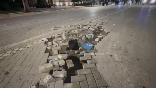 Pllaka të shkulura dhe gurë, dëmet në bulevardin 'Dëshmorët e Kombit'