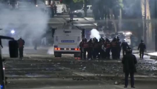 Molotov drejt policisë, kundërpërgjigjen menjëherë me ujë e gaz lotsjellës