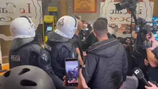 Policia nis me shoqërimet, debate me të rinjtë: Më paraqit mandat, s’ke të drejtë të më shoqërosh!