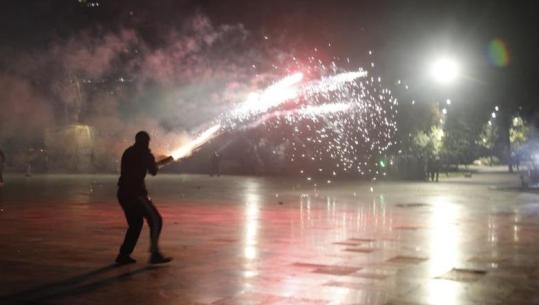 Tensione, gurë dhe gaz lotsjellës edhe në ditën e 8 të protestës, më pak përplasje të rënda e molotovë! ‘Betejë’ fishekzjarresh e uji te sheshi ‘Skënderbej’