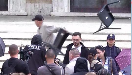 Një grup pedagogësh dhe protestuesish, marshim drejt Kryeministrisë! Përmbysin karriget e lëna nga Rama për dialog