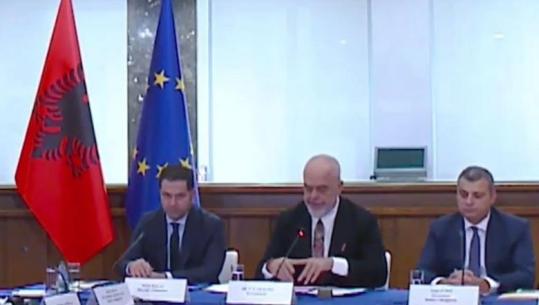 LIVE TV- Sulmet e protestuesve të dhunshëm, kryeministri Rama takim me drejtuesit e bankave të nivelit të dytë