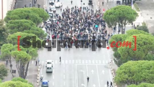 Një grup pedagogësh dhe protestuesish, marshim drejt Kryeministrisë! Përmbysin karriget e lëna nga Rama për dialog