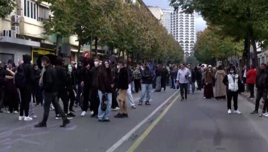 Protestuesit largohen nga Kryeministria pas tubimit me pedagogët, marshojnë drejt Ministrisë së Arsimit