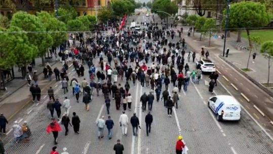 Protestuesit largohen nga Kryeministria pas tubimit me pedagogët, marshojnë drejt Ministrisë së Arsimit (PAMJE ME DRON)