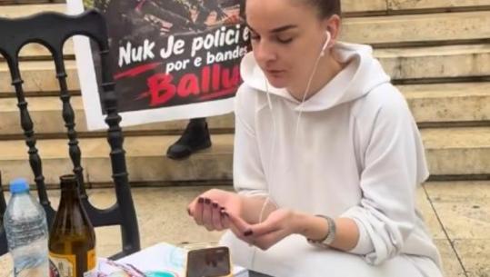 Ulet në gjunjë dhe lutet mes protestuesve! Momenti i pazakontë i vajzës me të bardha në ditën e nëntë të protestës në Tiranë
