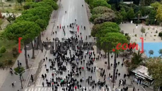 Protesta/ 1 orë e gjysmë pa asnjë akt dhune te Ministria e Arsimit, një grup protestuesish zhvendosen në Bulevard 
