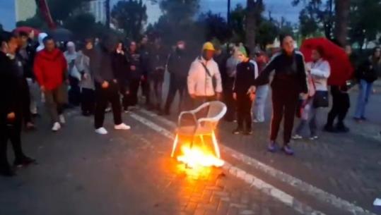Protestuesit refuzijnë dialogun me Ramën, djegin karrigen në mes të Bulevardit: Hajde të ngrohemi se është ftohtë 