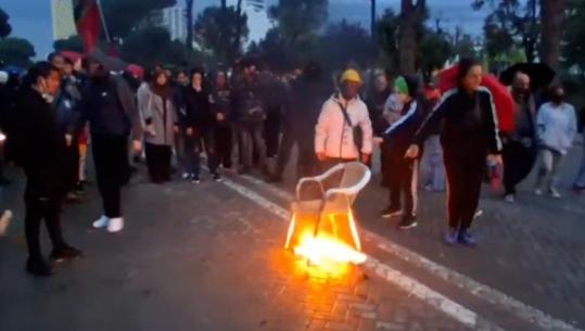 Protesta në ditën e nëntë/ Një grup i vogël protestuesish në bulevard! Hedhin molotovë dhe djegin karrigen në mes të rrugës (PAMJE ME DRON)