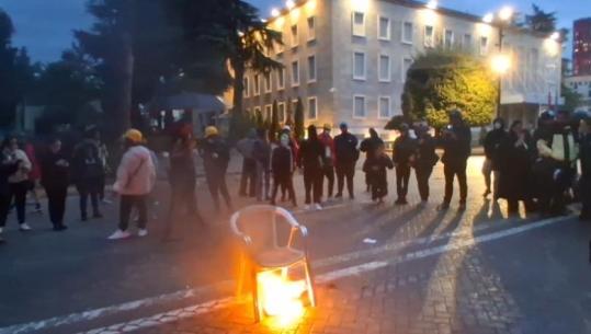 Mbrëmja rikthen sulmet në bulevard, protestuesit hedhin molotovë dhe djegin karrigen para kryeministrisë! Sulm me gurë efektivëve (PAMJE ME DRON)