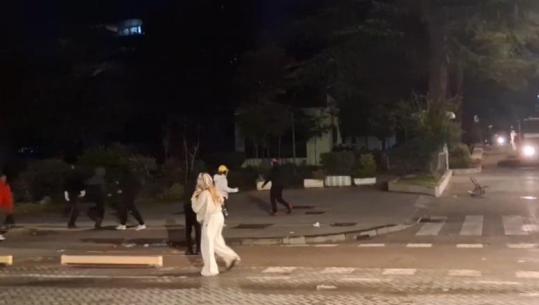 Protestuesit e maskuar nisin 'ritualin', sulmojnë me gurë efektivët e policisë te Bulevardi (VIDEO)