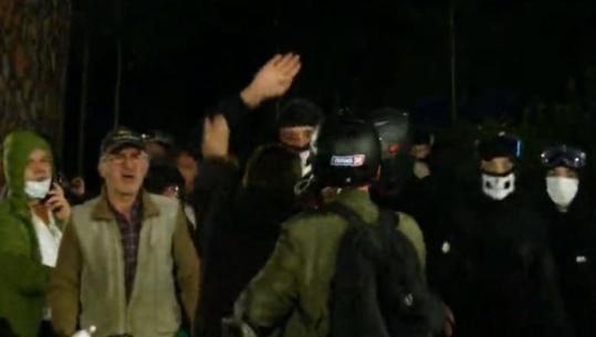 Përleshje në bulevard, protestuesi i maskuar godet një tjetër