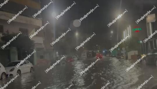 Reshjet e shiut gjatë natës, rrugët e Vlorës nën 'pushtetin' e ujit